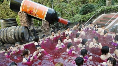 Baños termales de vino en Hanoke, Japón