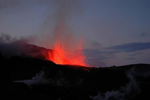1853Abiertos los aeropuertos españoles, pero no los europeos por la nube volcánica del Eyjafjallajokull