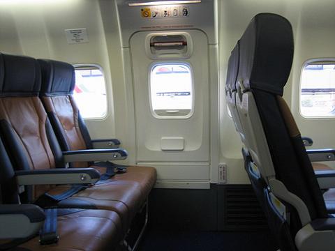 Cada vez más compañías cobran suplemento por el asiento de emergencia