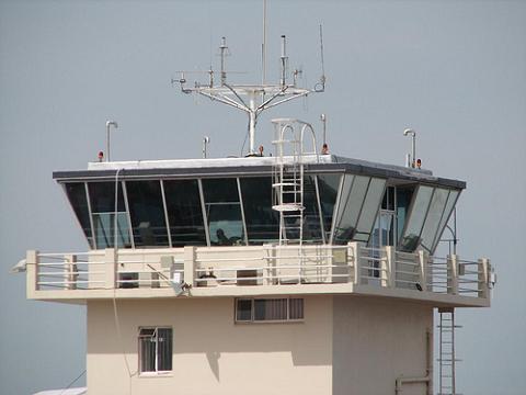 Hoteleros, compañías aéreas y consumidores piden a los controladores que reconsideren la huelga