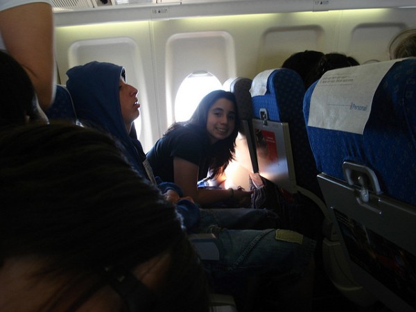 Viajar cómodamente cuando se debe dormir en los aviones