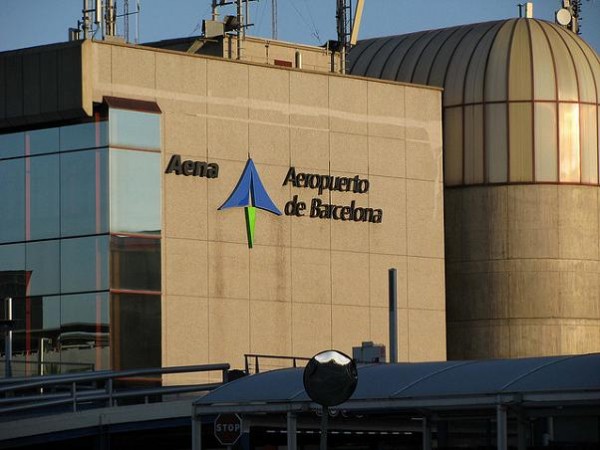 El turismo contra la subida de tasas de AENA AENA ha subido las tasas a los billetes ya comprados