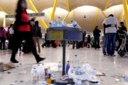 10203Barajas recibe a los visitantes de Fitur entre basura