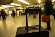10799Los carros portaequipajes en aeropuertos cuestan mucho dinero